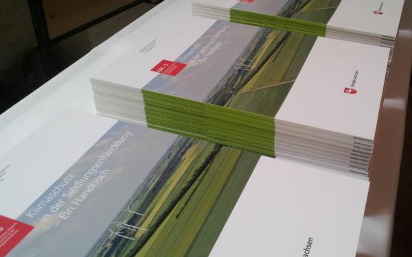 Auslage Broschüre Klimaschutz in der Stadtentwicklung – Ein Handbuch