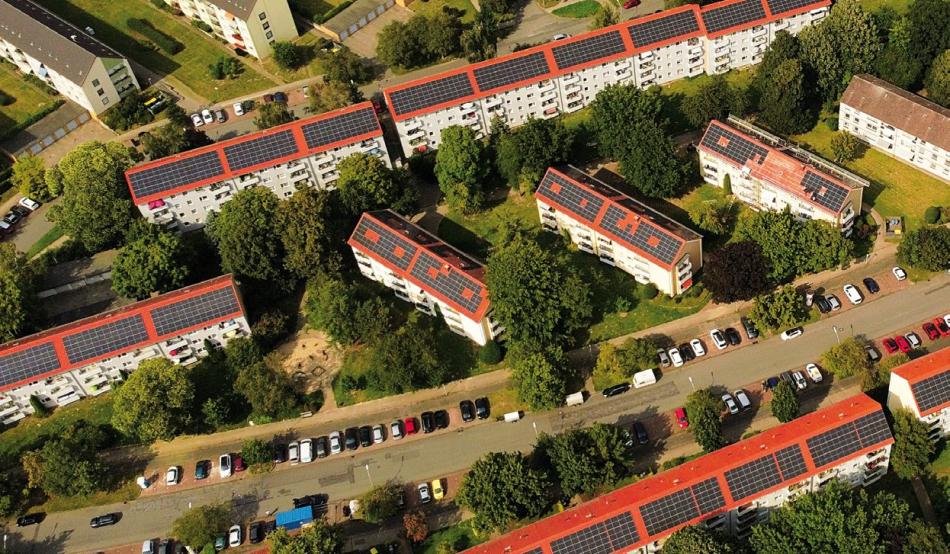Gebäude der Nibelungen-Wohnbau-GmbH Braunschweig Wohnsiedlung mit hohem Baum- und Grünflächenbestand und ausgedehnten Solaranlagen auf den Dächern.